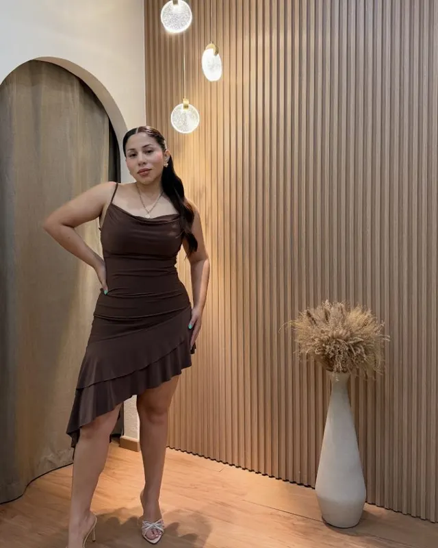 Vestido café de olán asimétrico, puesto