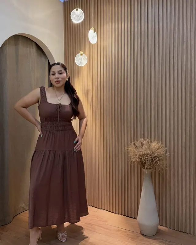 Vestido chocolate puesto, en el vestidor de la boutique