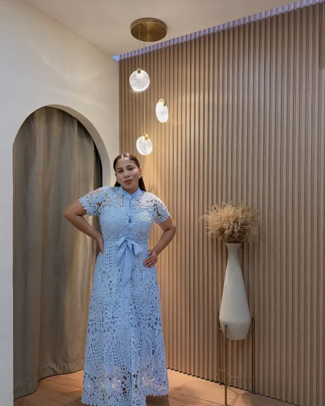 Vestido de encaje azul cielo puesto