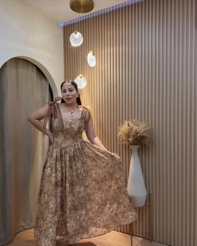 Vestido de organza floral con moños, puesto