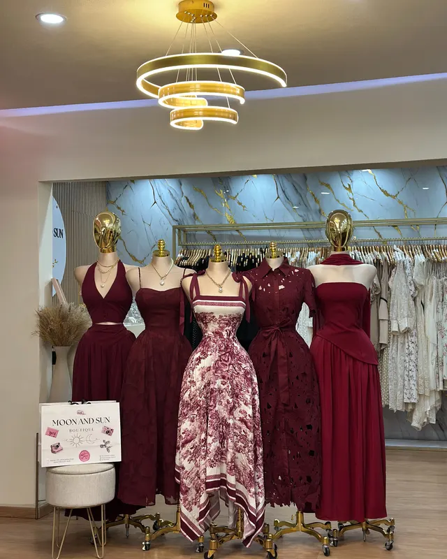 La vitrina de la tienda con los vestidos vino